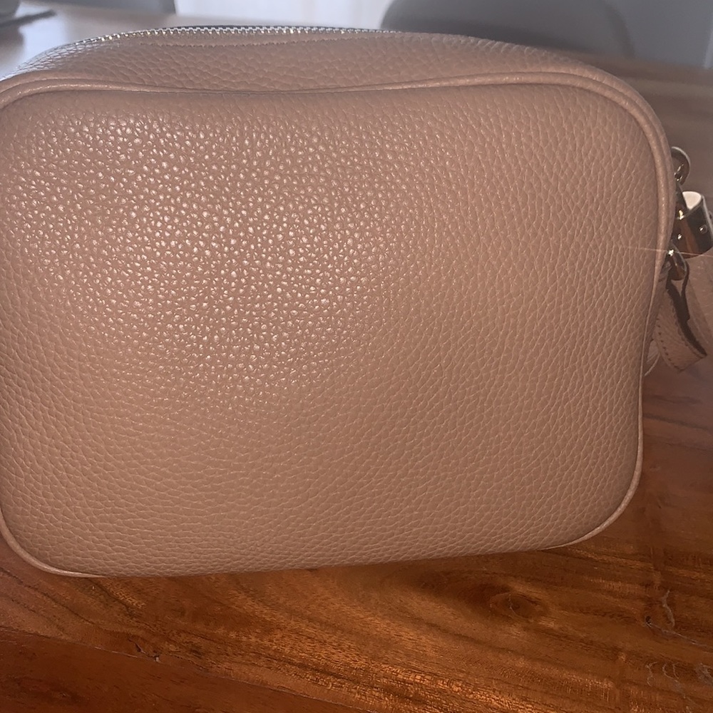 ✨HOST PICK✨GUCCI Soho disco camera bag in rose beige with strap bag 1️⃣4️⃣8️⃣0️⃣ - Picture 7 of 17